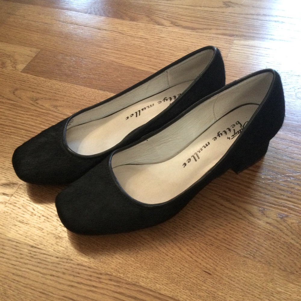 BETTYE MULLER- Classic Calfskin Short Pumps. Size 7